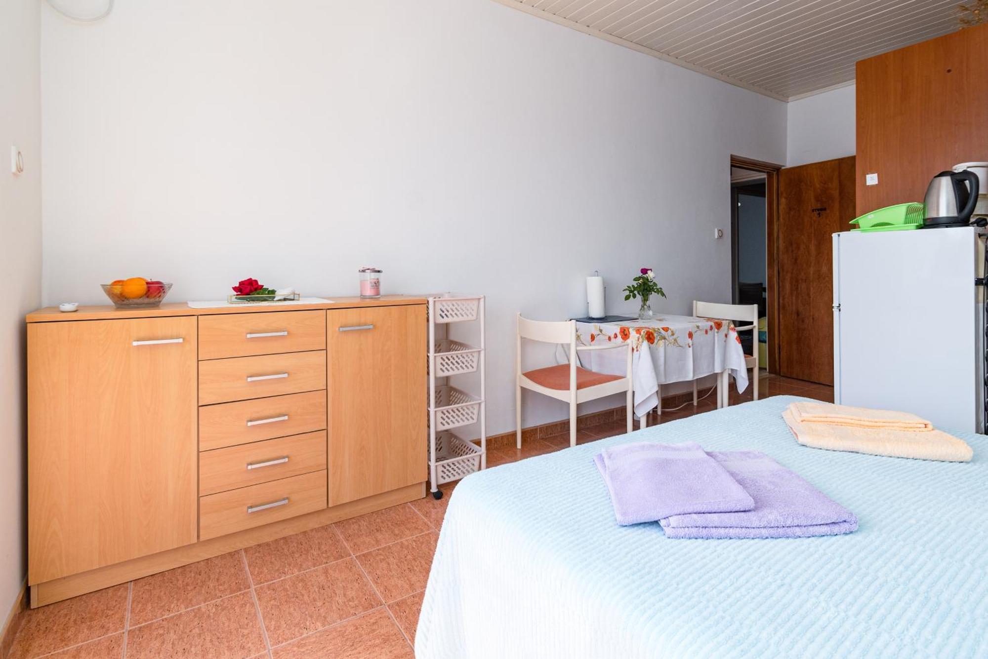 Apartments And Rooms With Parking Space Skrbcici, Krk - 21231 Quarto foto