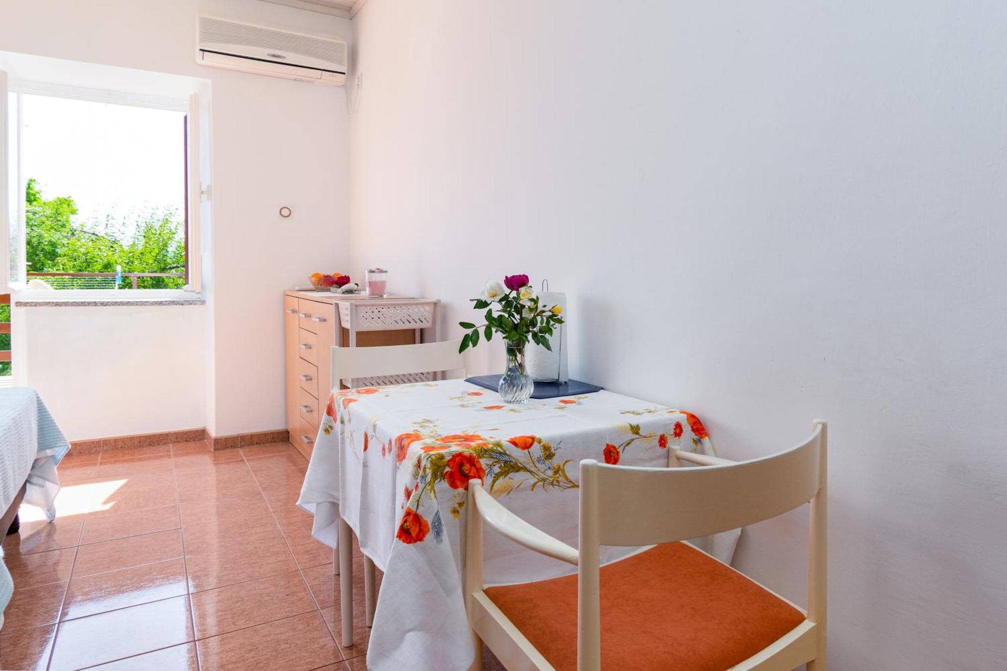 Apartments And Rooms With Parking Space Skrbcici, Krk - 21231 Quarto foto